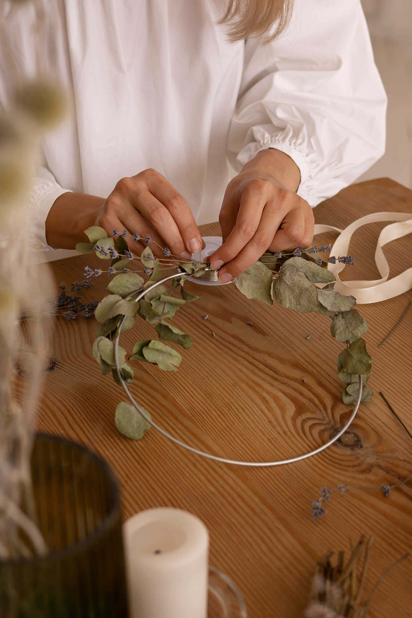 woman-building-her-own-dried-flowers-arrangement (4)